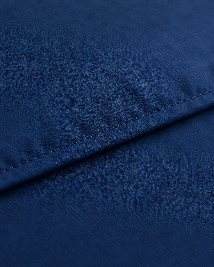 Close-up of stitched edge of the duvet cover in Marine Blue Silky Cotton