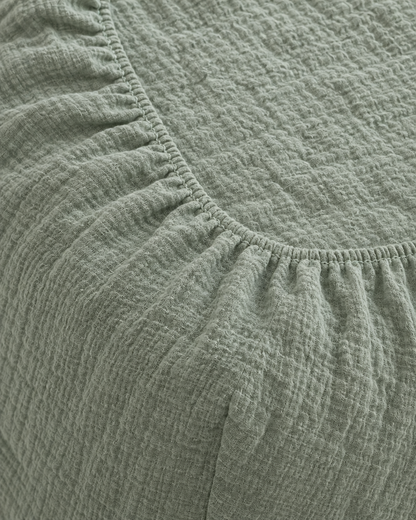 Close-up of elasticated corner and stitched edge of the fitted sheet in Mint Green Cloud Cotton