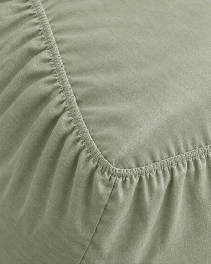 Close-up of elasticated corner and stitched edge of the fitted sheet in Mint Green Silky Cotton