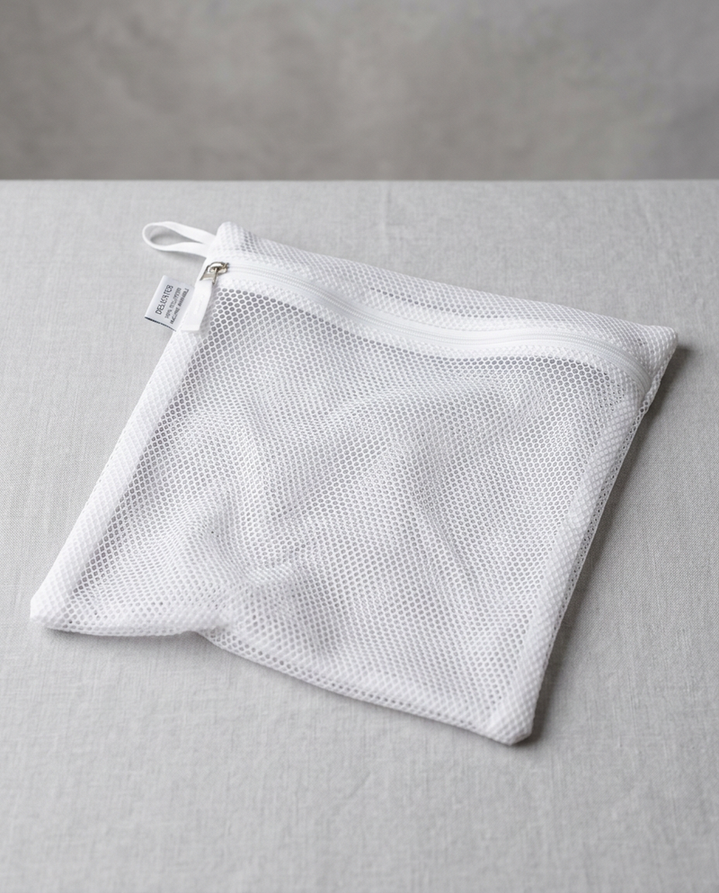 White mesh laundry wash bag with a drawstring, for washing silk and modal.